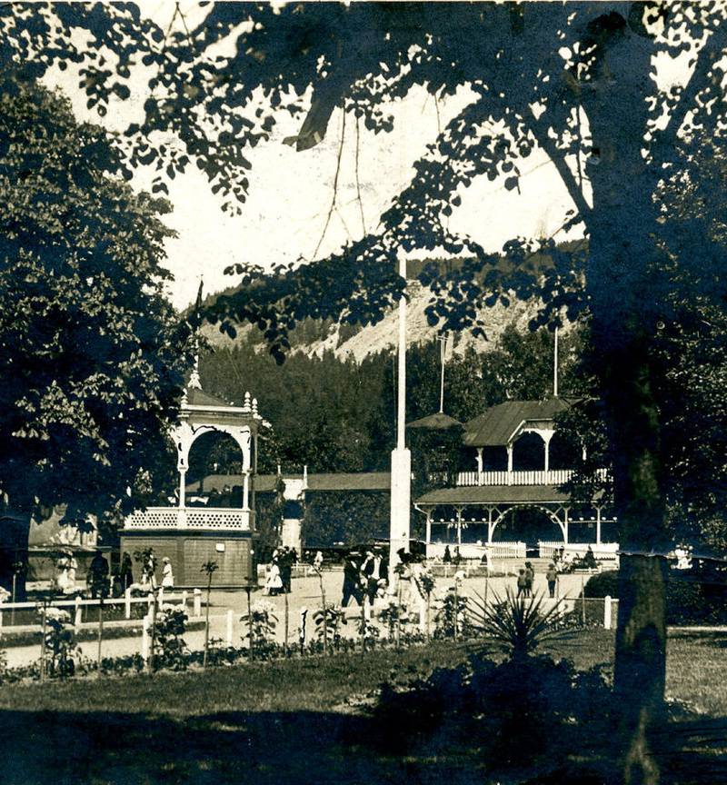 Parken: Musikkpaviljongen og parkrestauranten var begge sentrale elementer i parkens glanstid på begynnelsen av 1900-tallet. FOTO: UKJENT/BYARKIVET