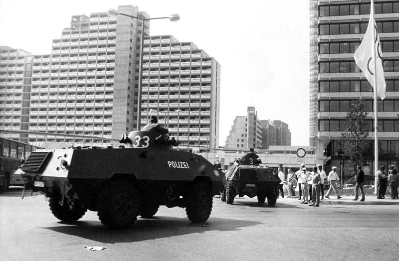 Dagen etter terrorangrepet 5. september 1972, var deltakerlandsbyen full av tanks og tysk politi med maskinpistoler. Foto: NTB scanpix