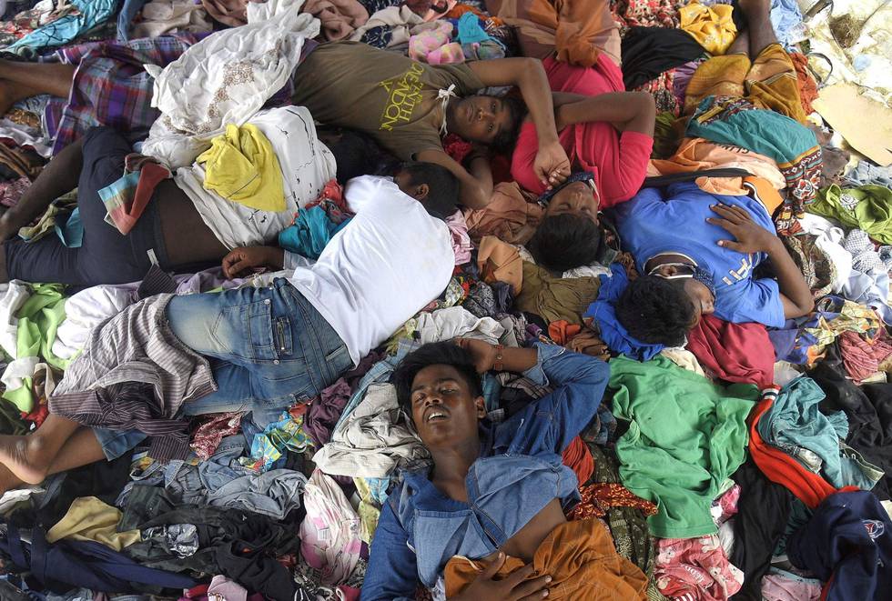 De landene som i dag huser størsteparten av verdens fordrevne trenger avlastning, og de som er på flukt trenger utveier, skriver Maren Sæbø. Bildet viser flyktninger som sover på en haug donerte klær i en flyktningleir i Bangladesh. Foto: Rahmat Mirza/NTB scanpix