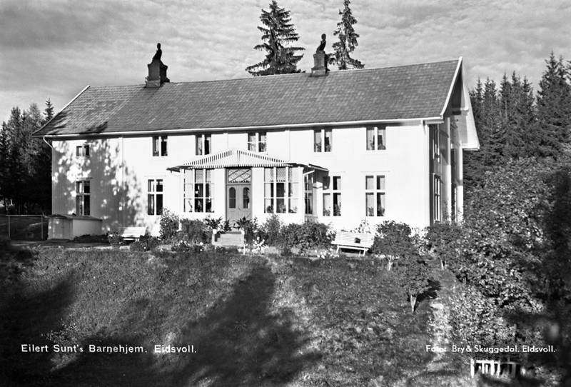 Det var i dette huset ved Vorma i Eidsvoll at frøken Fougner levde sine siste 15 år. Dette bildet er tatt senere, mellom 1930 og 1950, da Eilert Sundts barnehjem holdt til i huset.