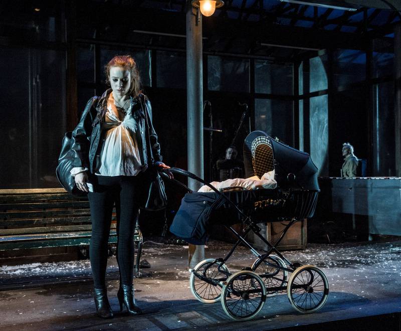 «Kan nokon gripe inn» på Det Norske Teatret er basert på Stein Torleif Bjellas sangtekster, med Kjersti Dalseide i en av rollene.