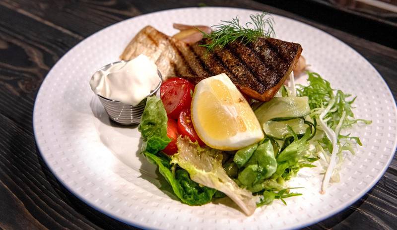 Hallen Spiseri og Fiskeutsalg gir garantert fast fisk. FOTO: MIMSY MØLLER
Østers er en perfekt start på måltidet. FOTO: BYLØVENE