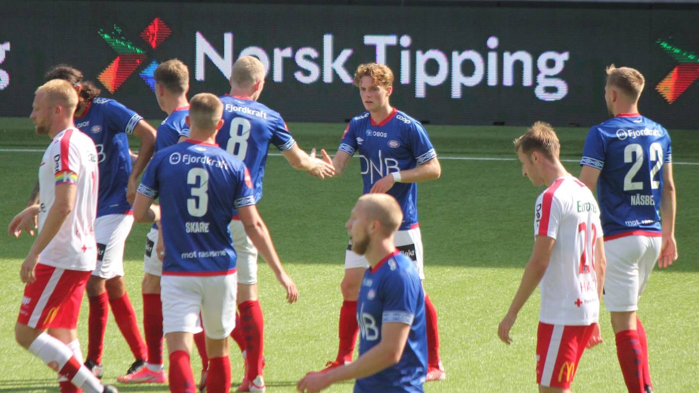 Oskar Opsahl blir gratulert av blant andre Henrik Bjørdal for sitt 1-3-mål mot FFK torsdag.