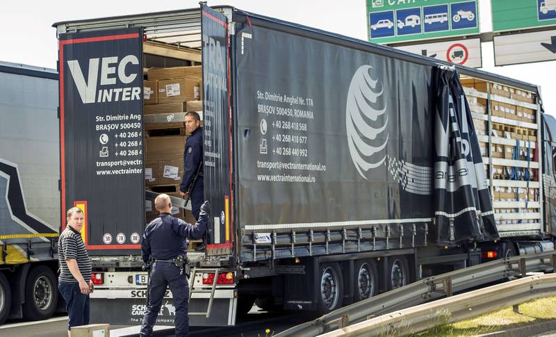 Lastebiler sjekkes før de kjører over til Storbritannia. FOTO: NTB SCANPIX