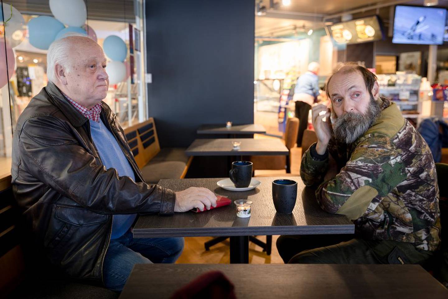 BLITT DIGITALE: Willy Pedersen (73) og Ola Kjenstad (54) er nesten aldri innom banken lenger. De er redde for at mer digitalisering kan bety flere nedlegginger.