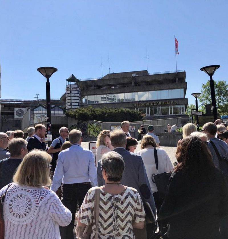 Kanskje her: Politikerne i fellesnemnda for Viken besøker Otto Sverdrups plass i Sandvika. Det aktuelle bygget skal rives og kanskje erstattes med et miljøsignalbygg for Viken. FOTO: ROY CONRADI ANDERSEN / VIKEN 2020