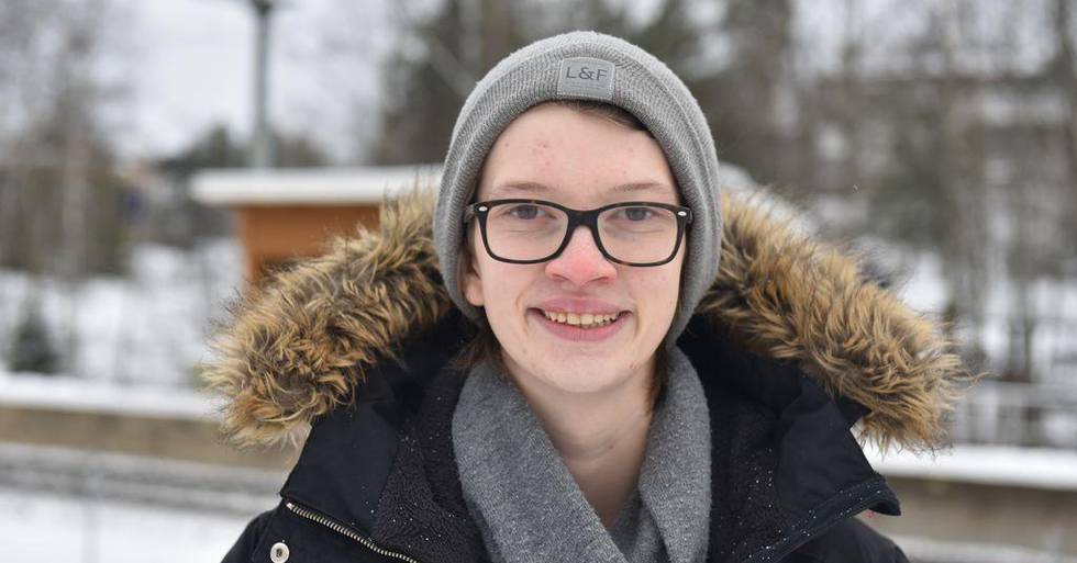 Charlotte Rødland Kristiansen er 22 år og må betale alle utgifter til tannlege selv. SV vil at det skal bli gratis.