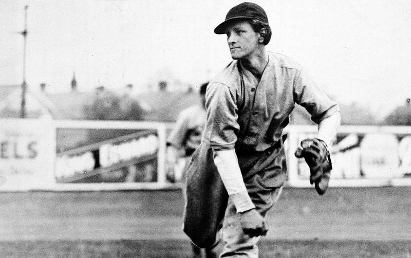 Mildred Didrikson i aksjon for New Orleans i baseball i en kamp i 1934. Hun drev med mange idretter.