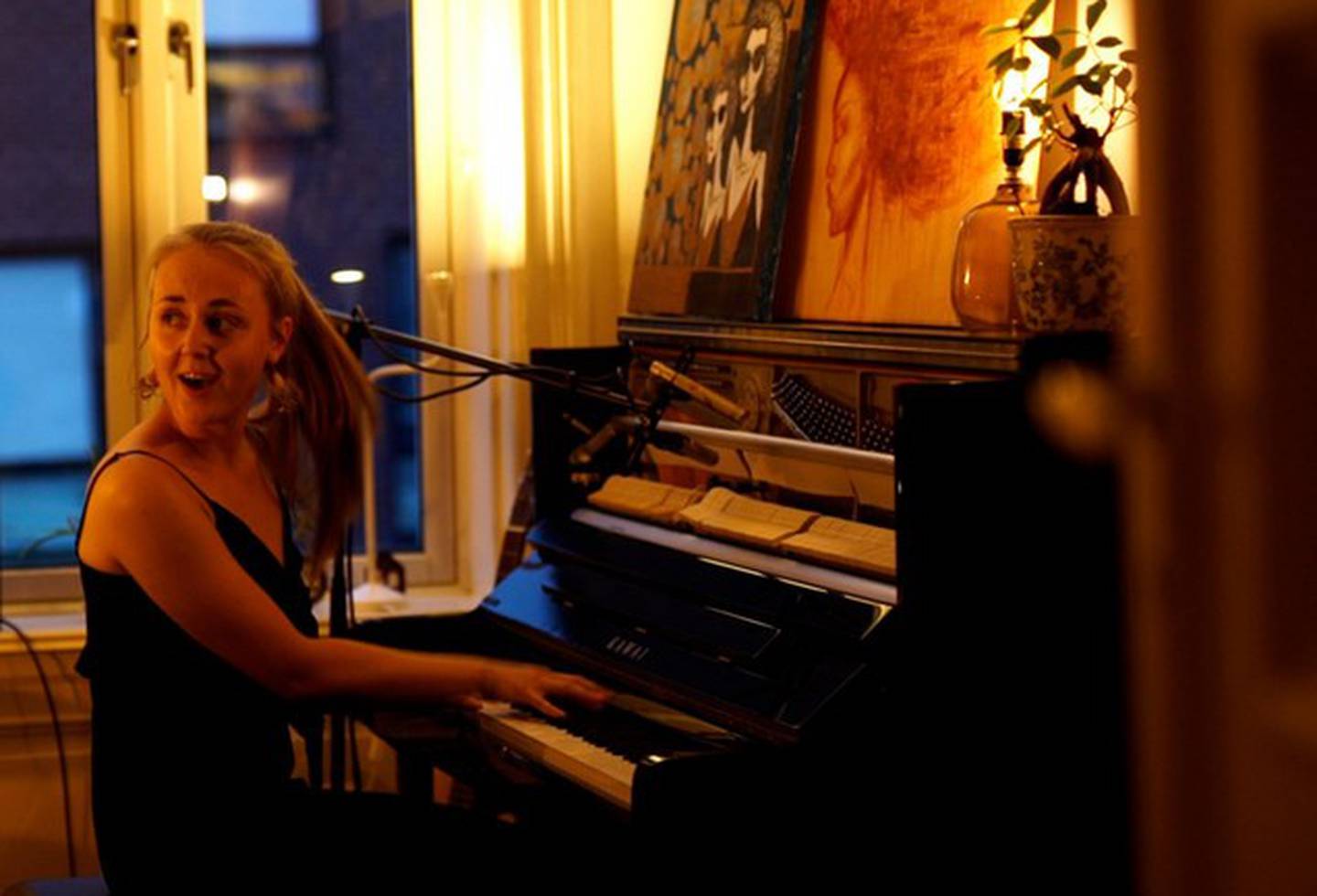 Liv Andrea Hauge ved pianoet hjemme i stua.