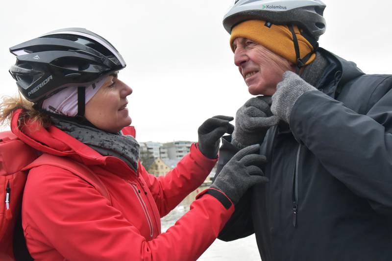 Sykkellegende Gunn-Rita Dahle Flesjå hjelper Sandnes-ordfører Stanley Wirak (Ap) med hjelmen. Foto: Arne Birkemo