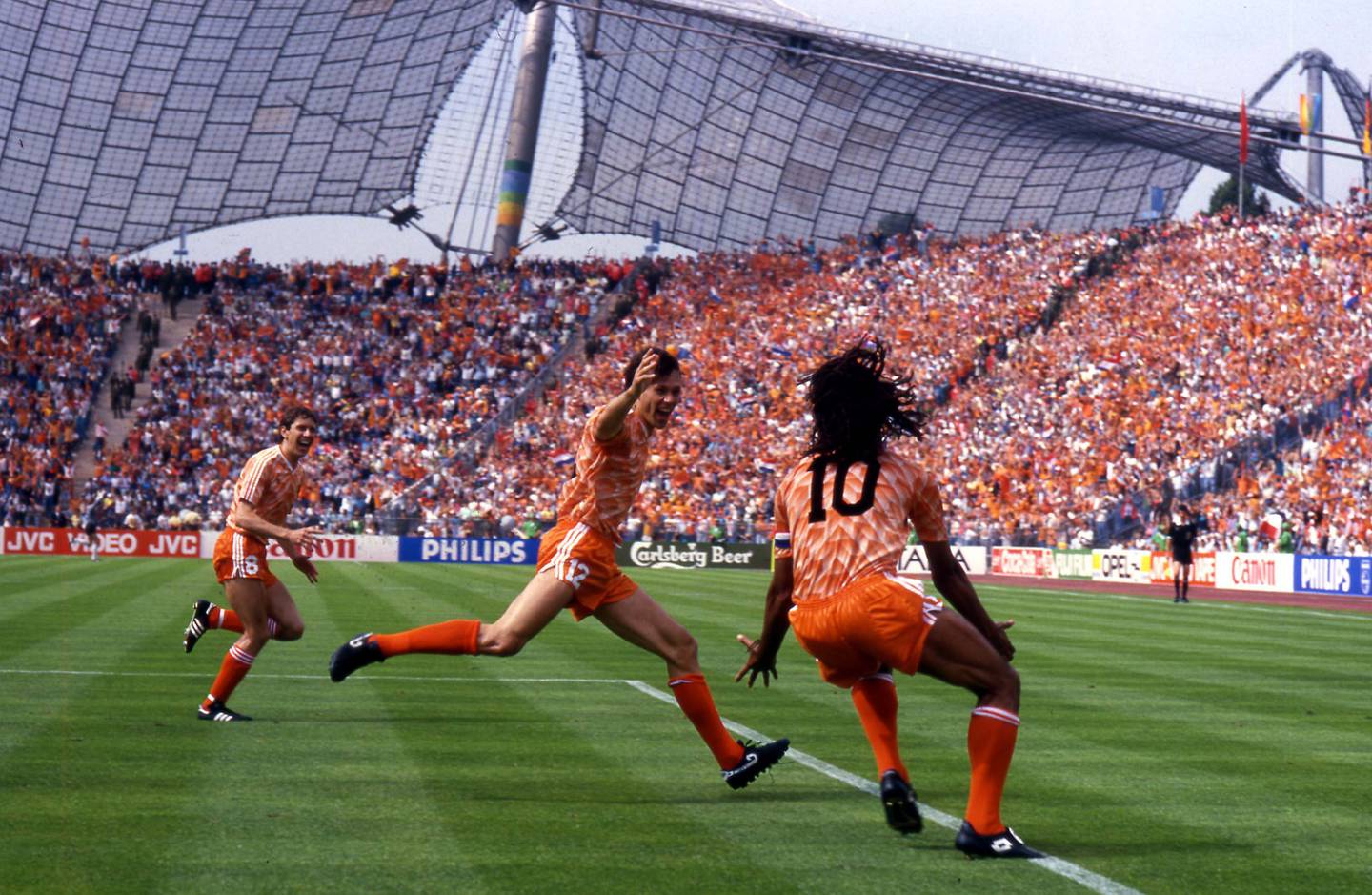 Marco Van Baten (midten) feirer sin legendariske scoring i 1988-EM.