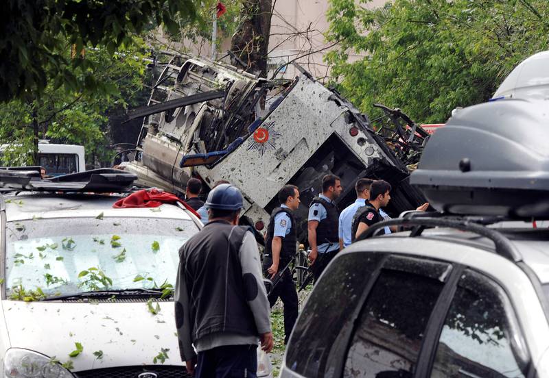Elleve mennesker ble drept etter at en buss med opprørspoliti ble rammet av en fjernstyrt bombe i Istanbul i morgentimene i går.
