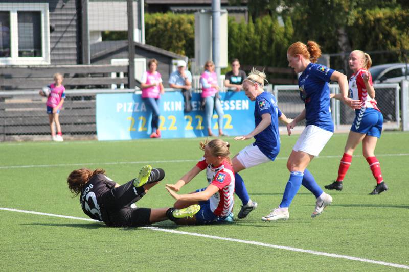 Lyns målscorer Camilla Linberg kaster seg inn i en duell med Vålerengas keeper Hannah Grace Seabert på en av Lyns få visitter i Vålerengas 16-meter i førsteomgang.