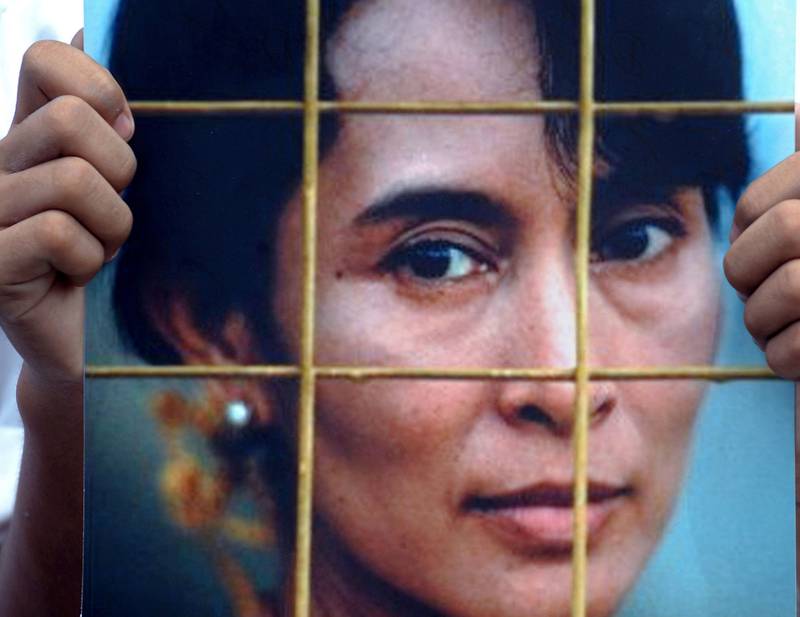 I 2009 holdt aktivister opp bilder av Aung San Suu Kyi under en demonstrasjon. Suu Kyi satt 15 år i husarrest mellom 1989 og 2010, og var kjent som en demokratiforkjemper. Nå er hun regjeringssjef i Myanmar, og menneskerettighets- organisasjoner kritiserer henne for å ikke forhindre forfølgelsen av rohingya- minoriteten.