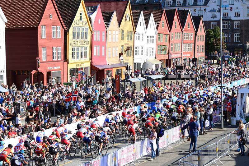 Sykkel-VM er ingen arenasport. Bryggen i Bergen var en flott kulisse.