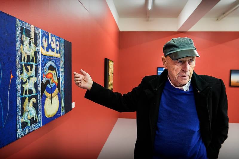 83-åringen Sigvard Marnburg åpner sin retrospektive utstilling i Sandnes kunstforening søndag.