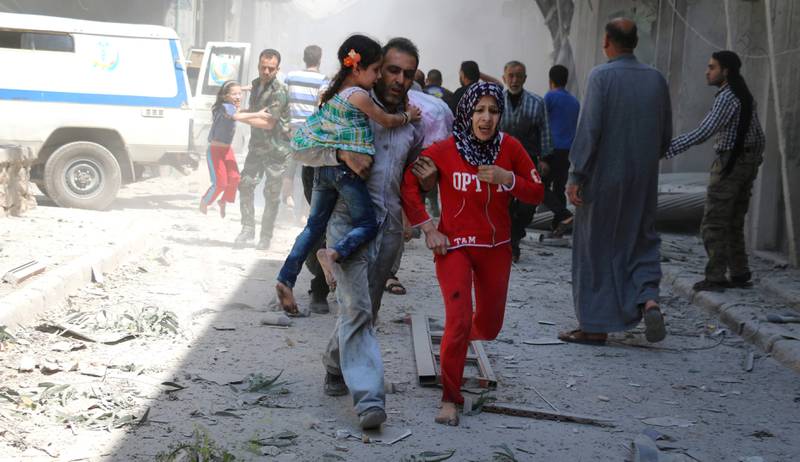 En syrisk familie flykter fra bombing i Aleppo for få dager siden. FOTO: NTB SCANPIX