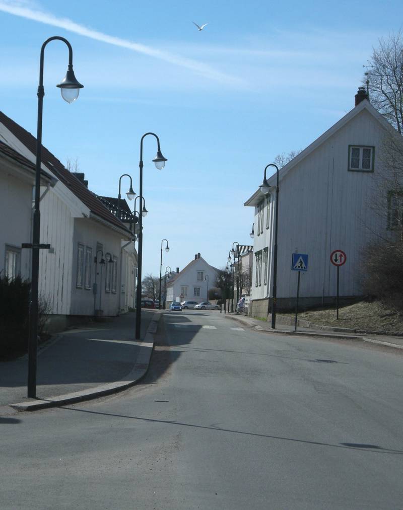 Tidligere har det stort sett vært lov å parkere hvor som helst og stå så lenge du vil i Svelvik, men det kan det nå bli slutt på.