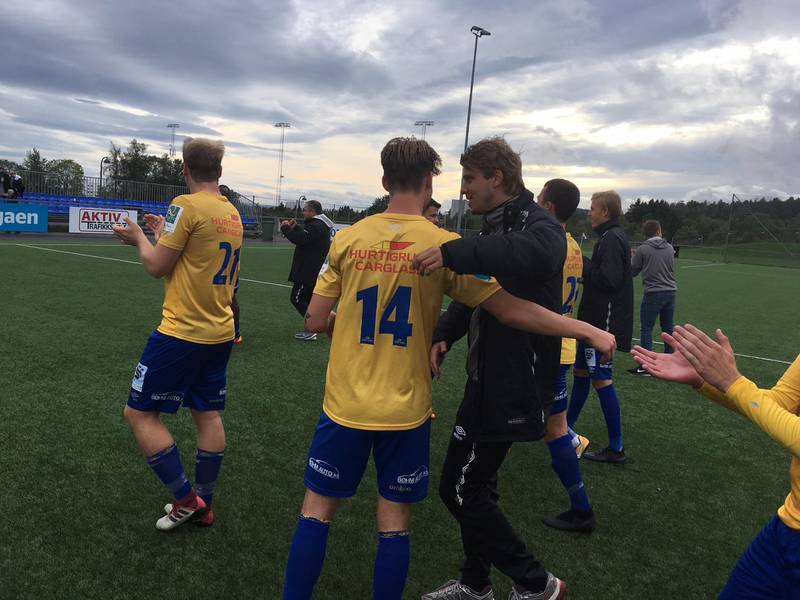 Magnus Lankhof Dahlby blir gratulert av Groruds assistenttrener Morten Slorby.
