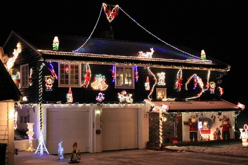 Den amerikanske trenden hvor man dekorerer hele huset med julelys har blitt mer vanlig også her til lands.