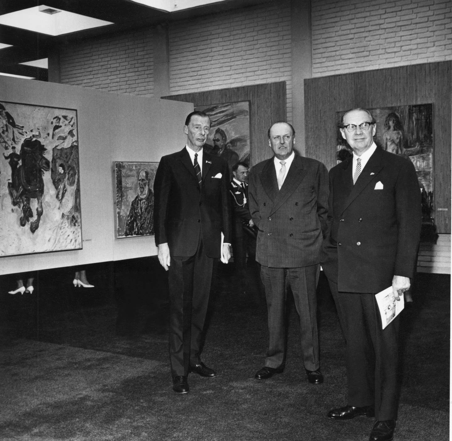 Kong Olav var tilstede ved åpningen av Munch-museet 29. mai 1963,  her i selskap med direktør Johan H. Langaard (t.v.) og Oslos ordfører Rolf Stranger.