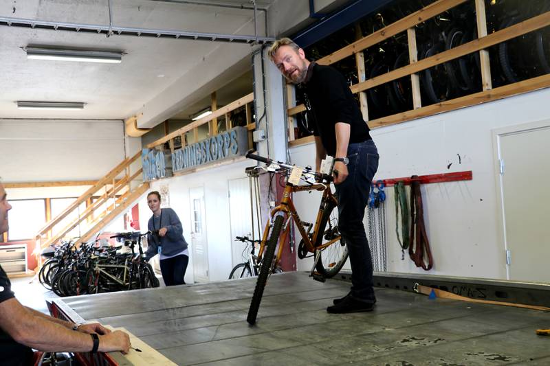 To av 100 sykler ble ikke solgt. Ingen ville ha dem. En av dem var denne. Foto: Arne Birkemo
