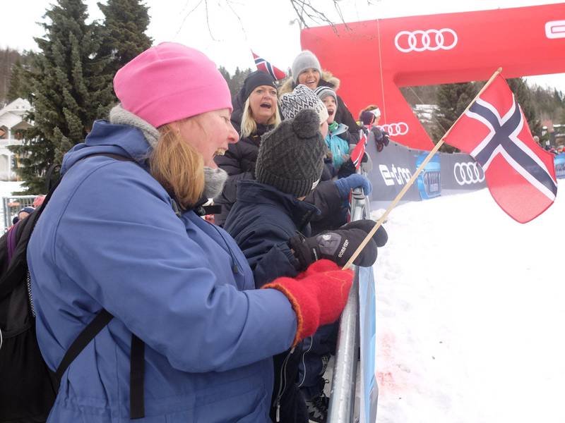 Heia Konnerud: Mette Gommerud Løback med kollegaer og elever fra Frydenhaug skole har tatt turen til skisprinten for å heie på Kristine Stavås Skistad fra Konnerud.