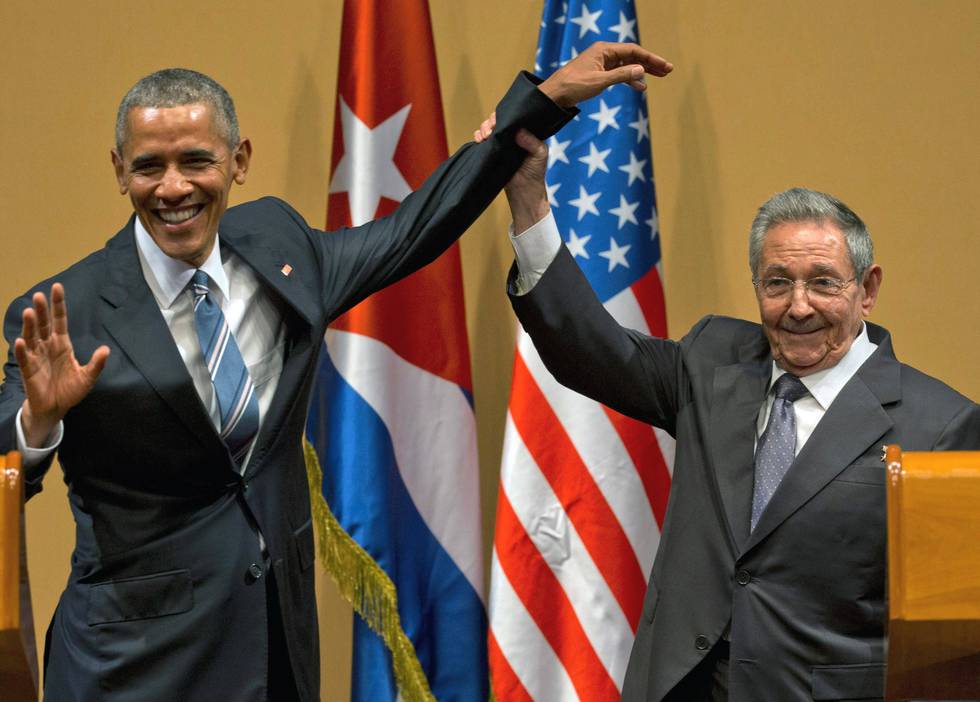 HISTORISK: Det var historisk da Barack Obama og Raul Castro møttes på Cuba i slutten av mars 2016. Nå blir de nærmeste månedene avgjørende for Cuba, skriver Benedicte Bull. FOTO: RAMON ESPINOSA/NTB SCANPIX