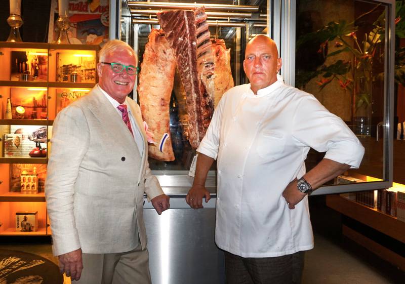 Nederlands sinnakokk, Herman den Blijker, driver restauranten Las Palmas sammen med hotelloppfikseren Willem Reimers.
