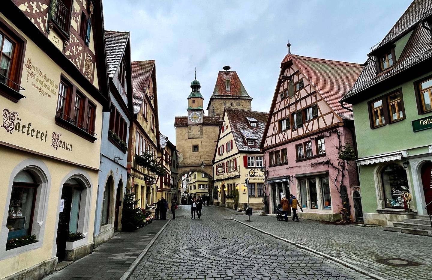 Du kan bruke flere dager på å utforske og oppdage sidegater og smug i vakre Rothenburg. Hvert gatehjørne er en ny mulighet.