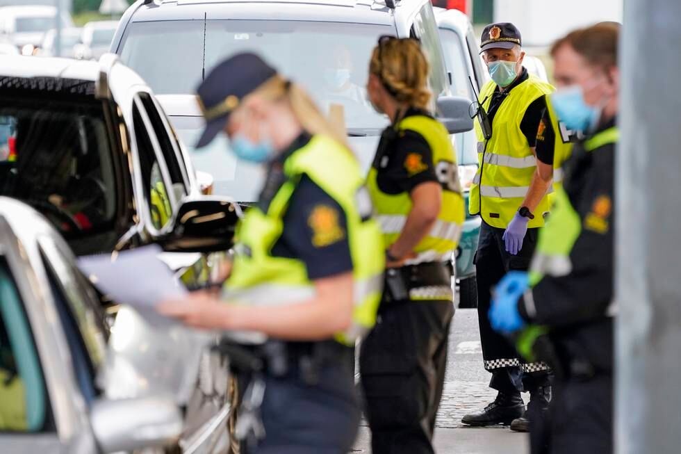 Politiet kontrollerer personer som kommer kjørende inn over Svinesund fredag ettermiddag. Lørdag var det mindre pågang på grensa. Foto: Torstein Bøe / NTB