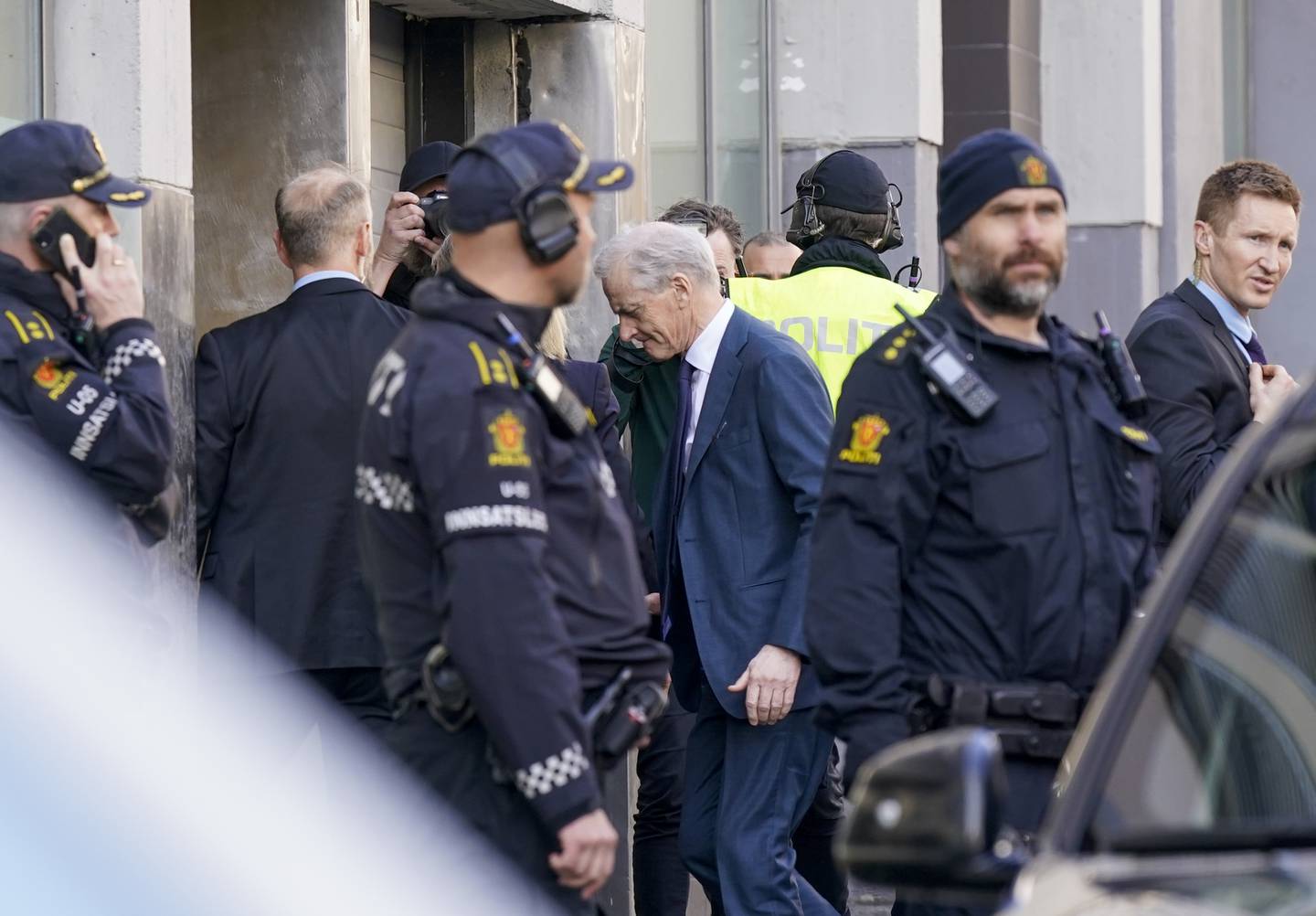 Statsminister Jonas Gahr Støre (Ap) ble ført inn i Folkets Hus via bakveien da rundt 50 aktivister sperret hovedinngangen. Foto: Heiko Junge / NTB