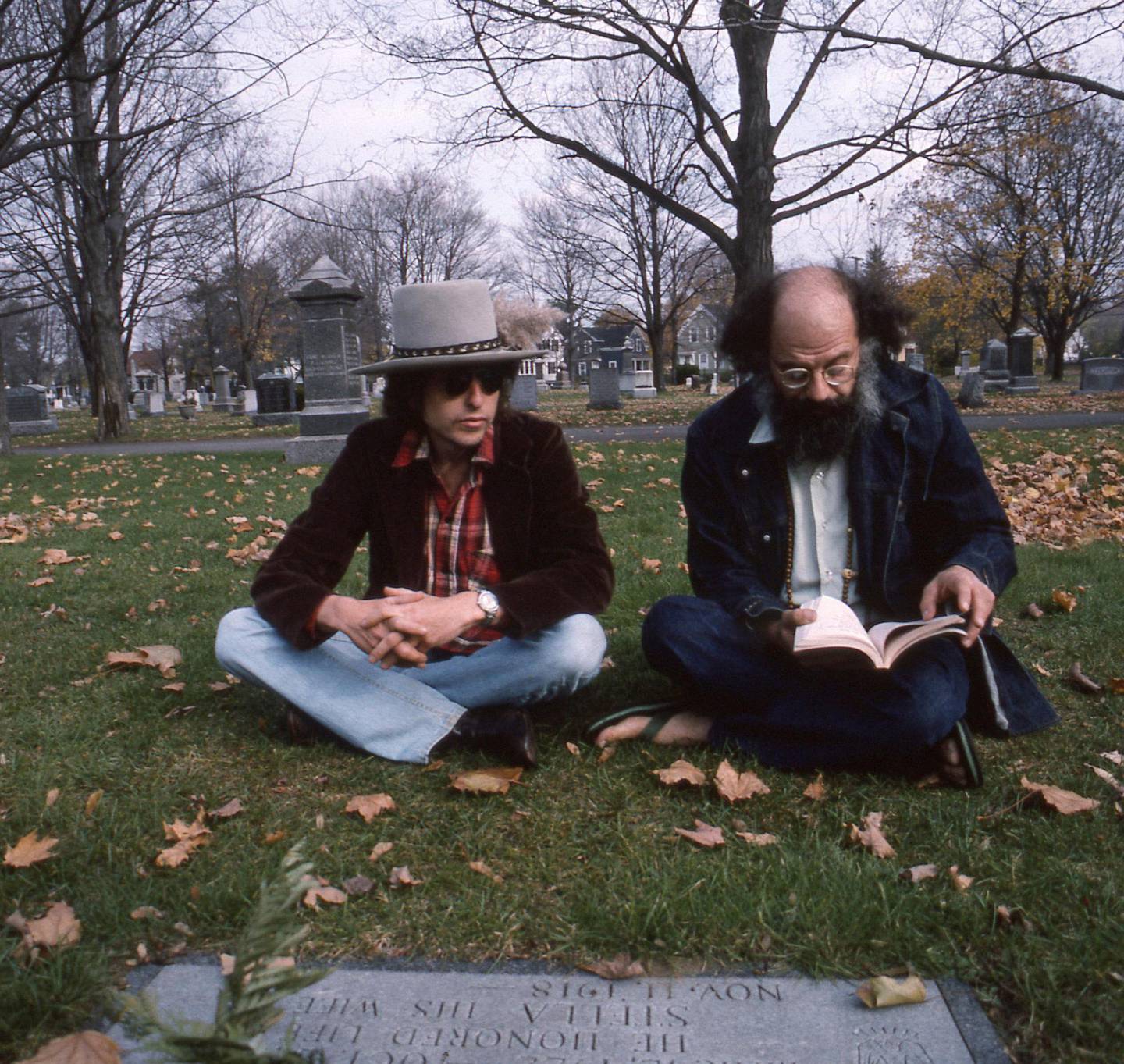 Bob Dylan og Allen Ginsberg besøker graven til Jack Kerouac.