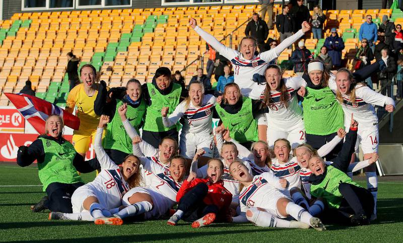 Det norske J19 landslaget feirer etter å ha tatt seg videre til gruppespillet etter 3-0 seier mot Danmark på Jessheim.