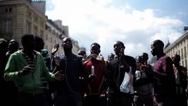 Migranter inntok Pantheon i Paris – krever å få bli i landet