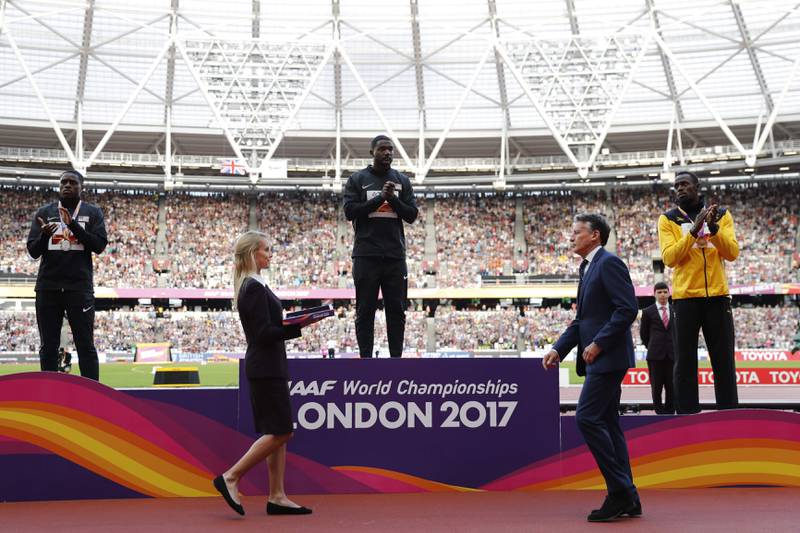IAAF-president Sebastian Coe delte ut medaljene til Justin Gatlin (i midten), sølvvinner Christian Coleman og bronsevinner Usain Bolt søndag kveld. Coe ville egentlig ikke at Gatlin skulle få delta i VM.