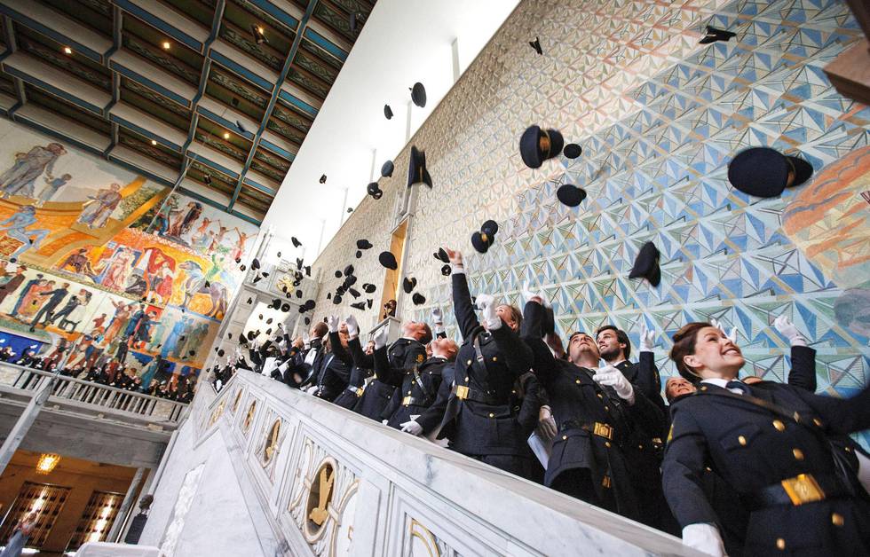 Avslutningsseremoni for tidligere avgangsstudenter ved Politihøgskolen i Rådhuset i Oslo. Regjeringen foreslår nå å kutte antall studenter i    Oslo med 70 prosent. FOTO: GORM KALLESTAD/NTB SCANPIX