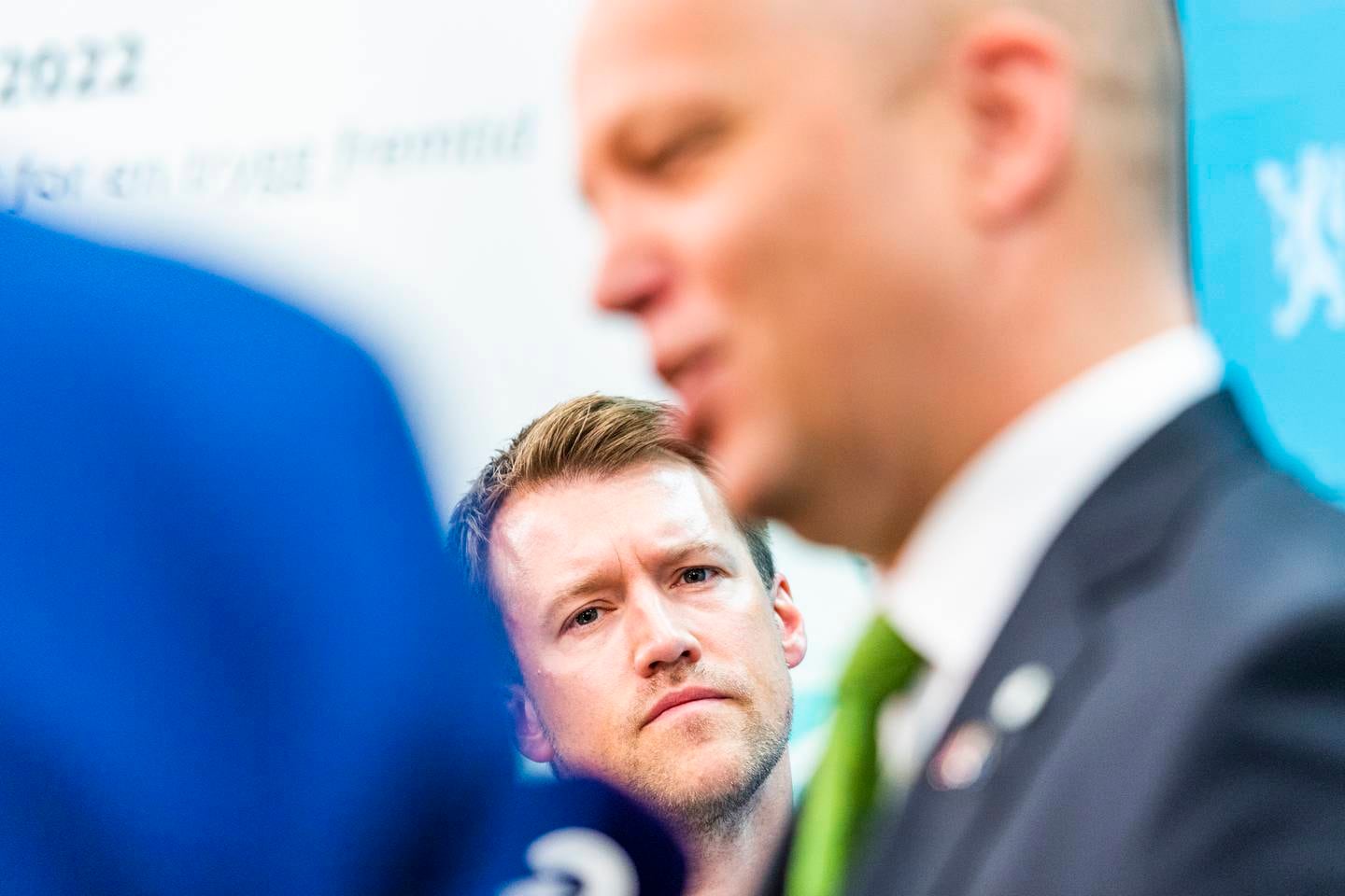 EU-reglene om grønne investeringer blir tatt inn i EØS-avtalen, opplyser Finansdepartementet. Her er statssekretær Lars Vangen (Sp) med finansminister Trygve Slagsvold Vedum (Sp) under en pressekonferanse om revidert nasjonalbudsjett. 
Foto: Håkon Mosvold Larsen / NTB