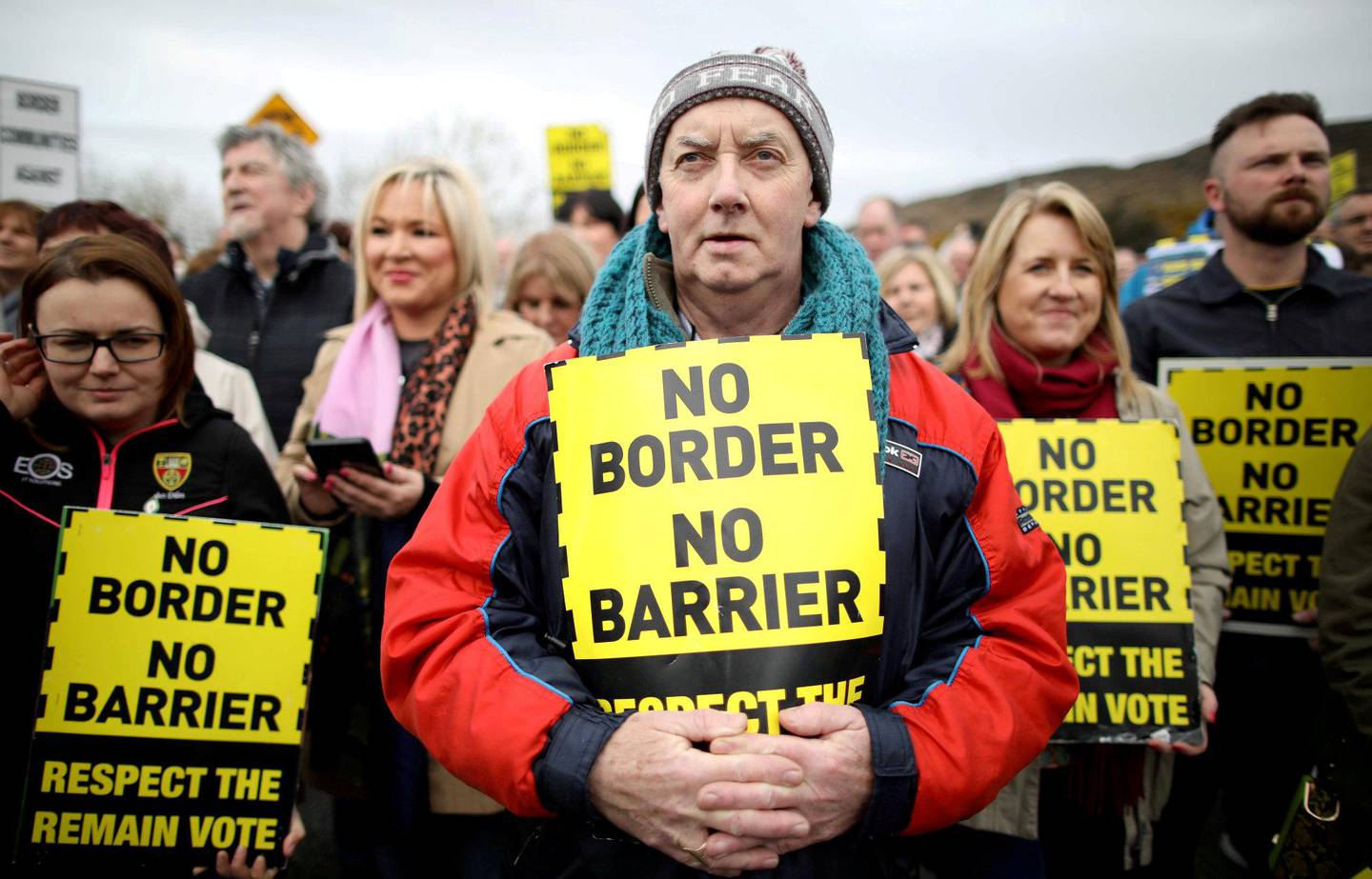 OMSTRIDT: Det er grensen mellom britiske Nord-Irland og Irland som er stridens kjerne. Her demonstranter ved grensen i mars. FOTO: NTB SCANPIX