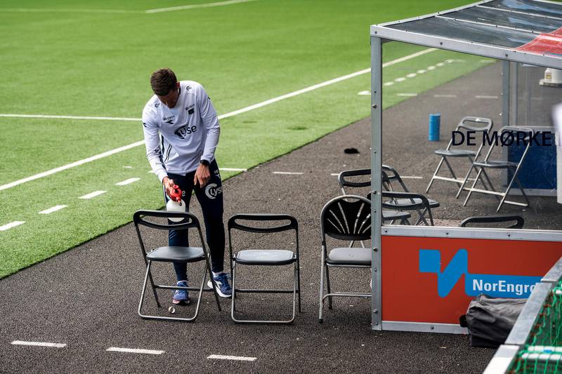 Stavanger 20200512. 
Morten Jensen sprayer stoler med antibac etter treningen er ferdig på Viking stadion.
Foto: Carina Johansen / NTB scanpix