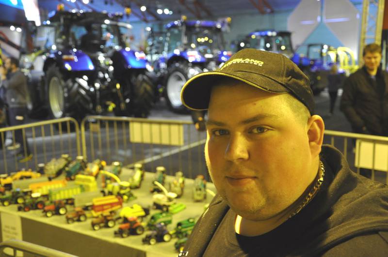Jon Kenneth Killingland er traktorentusiast og driver både med salg om ombygging av modelltraktorer. Foto: Tore Bruland