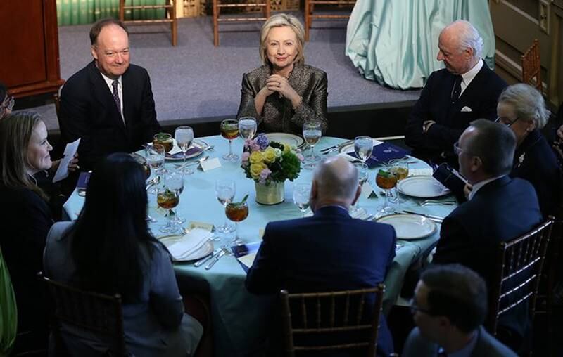 Hillary Clinton må samle inn over to milliarder foran valgkampen i 2016. Store deler av summen vil komme     fra det amerikanske næringslivet. Her fra en middag i Washington DC. FOTO: WIN MCNAMEE/NTB SCANPIX