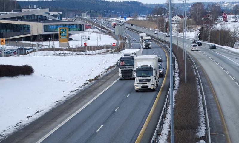 VIL FORBY: Siv Jacobsen (Ap) ønsker å forby denne typen forbikjøringer på motorvei, av hensyn til sikkerhet og trafikkflyt. Bildet er tatt på E6 ved Grålum fredag 9. mars.