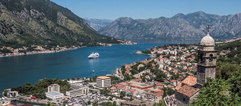 På veien opp til fortet over Kotor by belønnes man med storslåtte utsikter hver gang man stopper for å trekke pusten.
