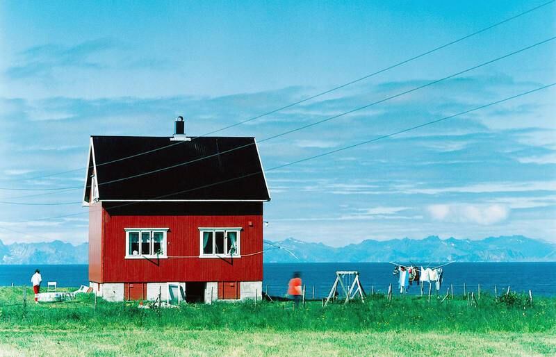 Rune Johansens bilder fra Nord-Norge er blitt ikoniske representanter for den spesielle særegenheten ved landskapet og folket i Norges nordlige landsdel. «Lofotveggen» (1996) er blant bildene som vises i Kunstbanken på Hamar.
