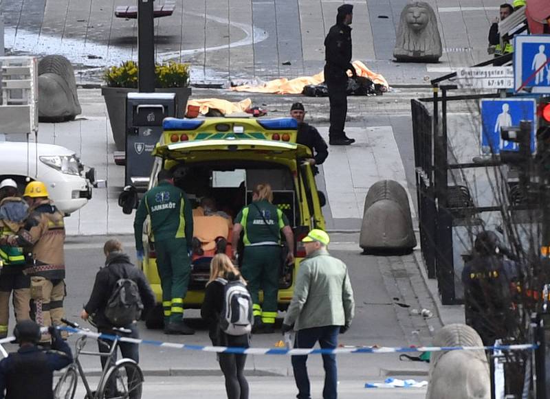 DREPT AV LASTEBIL: Flere byer i Europa har opplevd terrorangrep utført med bil. I går var det Stockholms tur. FOTO: NTB SCANPIX
