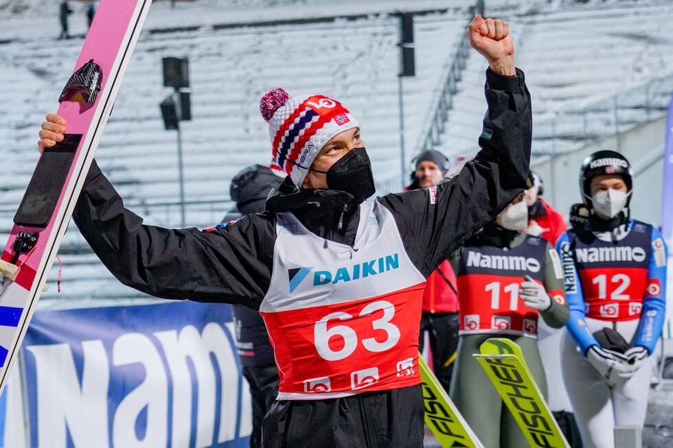Johann Andre Forfang jubler etter at han vant NM hopp stor bakke i Holmenkollen.