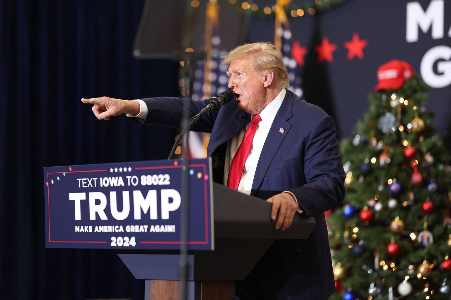 Ekspresident Donald Trump på talerstolen under et valgkampmøte i Iowa.