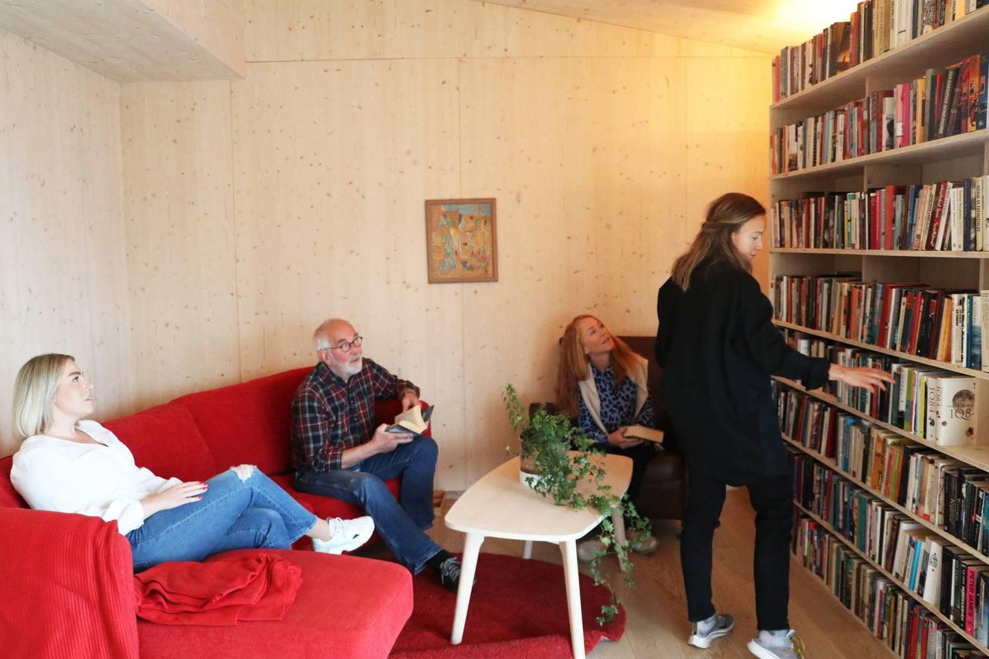 Her har de felles loftstue og bibliotek. Fra venstre: Vilde von Krogh, Sjur Carlsen, Gunnhild Vik og Susanne Høie Østebø