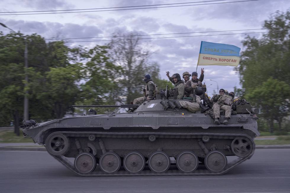 «Død over fienden», lyder teksten på de ukrainske soldatenes flagg i Kharkiv-regionen. Foto: AP / NTB